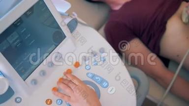 医生在医院做超声波检查时按下机器上的按钮。高清。